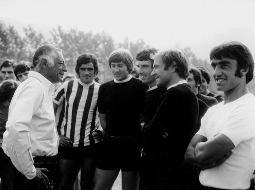  1972 - l&#39;Avvocato Agnelli con la squadra: da sinistra Cuccureddu, Marchetti, Zoff, Morini e Anastasi. Rcs Quotidiani